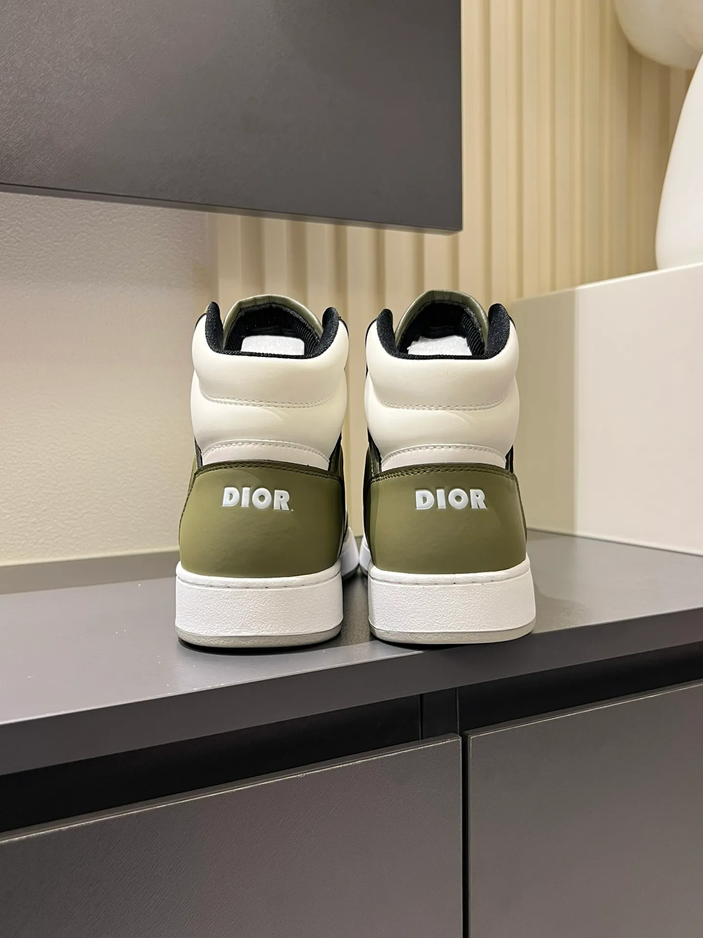 Men's shoes 💰p460 "Dio*" mid-top B27 casual sneakers. This B27 high-top sneaker is a new product in the series and continues Di*r's classic style. Crafted from gray and white smooth calf leather with beige and black Oblique print panels on the sides. The "CD Icon" shaped shoelace eyelets are clever and delicate, and the two-color rubber sole, rear collar and heel are all equipped with the brand's iconic details to enhance the style. Oblique printed straps at the ankle allow for an adjustable fit to complement the overall design. Fashionable and versatile, it can complement any look. Create an exquisite design with unique dynamic vitality and modern atmosphere, presented in low-top and high-top styles. This new must-have shoe adds a new dimension to Dior's archive heritage, embodying modern elegance. Purchase the original version and make it 1:1. If you need top quality, please come to me! Male 38-44!